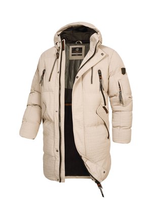 Doudoune beige avec un design matelassé texturé, capuche ajustable et plusieurs poches zippées. Présente une doublure sombre et des accents en métal.