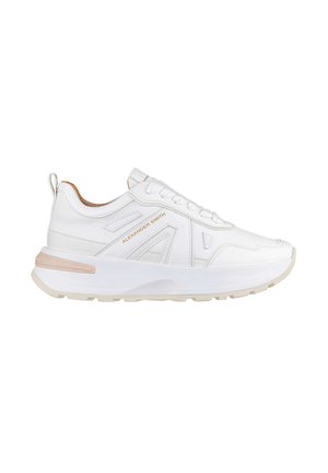 Sneaker bianco con una parte superiore in pelle testurizzata, linguetta imbottita e suola chunky. Presenta un branding discreto e accenti rosa chiaro sulla suola.