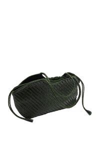 Woven torba w zielonym kolorze o zaokrąglonym kształcie, z zapięciem na sznurek i teksturowaną powierzchnią. Posiada dopasowane dekoracyjne sznurki i frędzle.