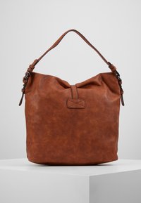 Borsa hobo in pelle marrone con texture morbida, parte superiore arricciata e una sola tracolla. Presenta un piccolo etichetta ricamata sulla parte anteriore.