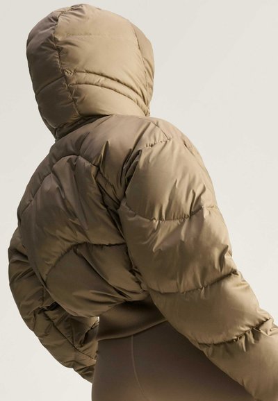 Braune Daunenjacke mit Kapuze, ausgestattet mit einem gesteppten Design und sichtbaren Nähten. Der Stoff scheint glatt und isoliert zu sein.