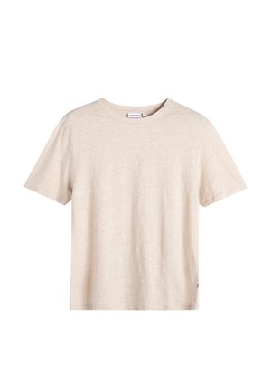 Camiseta beige de algodón de manga corta con cuello redondo, diseño sencillo y etiqueta de marca visible dentro del cuello.