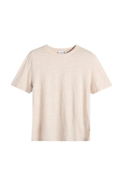 T-shirt beige en coton à manches courtes, col rond, design simple et étiquette de marque visible à l’intérieur du col.