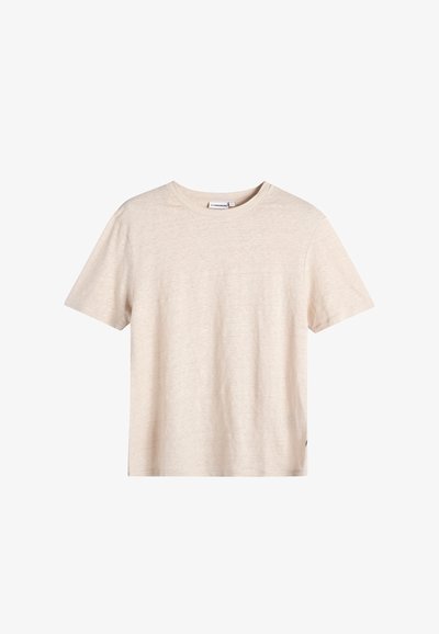 T-shirt beige en coton à manches courtes, col rond, design simple et étiquette de marque visible à l’intérieur du col.