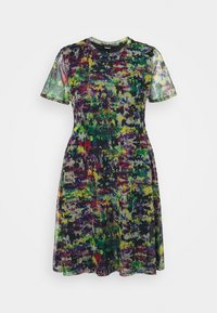 Robes à manches courtes avec un motif abstrait multicolore dans des nuances de vert, jaune, violet et noir ; fabriquée en tissu léger et lisse.