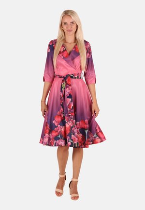 Blumenkleid mit einem Farbverlauf von Pink zu Lila, knielangem Rock, 3/4-Ärmeln und einem passenden Gürtel mit floralem Muster. Glatte Textur.