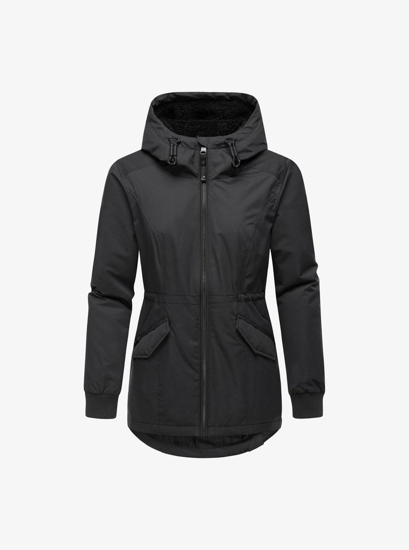 Svart isolerad jacka med huva, har frontdragkedja, två sidofickor, elastiska ärmslut och en längre bakre fåll. Mjuk innerspärr synlig.