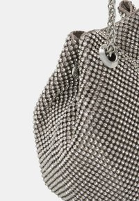 Borsa a tracolla argentata con forma arrotondata, dotata di manico a catena e superficie testurizzata composta da numerose piccole perline riflettenti.