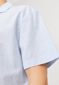 Jack & Jones JJESUMMER RESORT LINEN MIX SHIRT - Srajca - blue