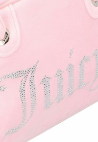 Hellrosa Filztasche mit silbernem Strass-"Juicy"-Logo. Verfügt über zwei Metallakzente und eine weiche, strukturierte Oberfläche.