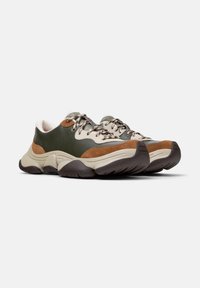 Sneakers da uomo realizzati in pelle verde, con accenti in suede marrone, suola grigia testurizzata e lacci a motivo in un design sovrapposto.