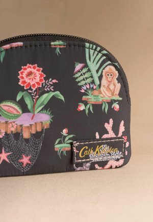 Piccola pochette con cerniera con stampa floreale, stelle marine e scimmie su tessuto nero, con patch logo Cath Kidston.