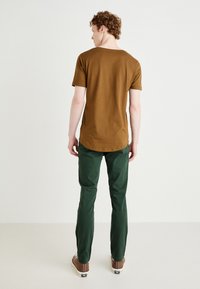 DOCKERS ALPHA SKINNY - Chinos - deep forest