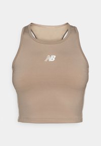 En tan sports-bh med en tettsittende design laget av glatt materiale. Har en hvit logo på forsiden og racerback-stil med utskjæringer.