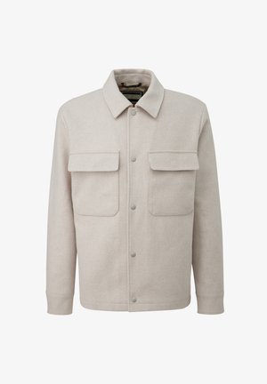 Veste-chemise en laine beige clair à manches longues, deux poches à rabat à l'avant, fermeture par boutons-pression, et col classique.