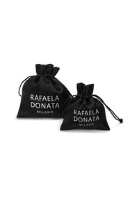 Dve malé čierne saténové tašky s volným uzáverom, s bielou potlačou značky: "RAFAELA DONATA" a "MILANO."