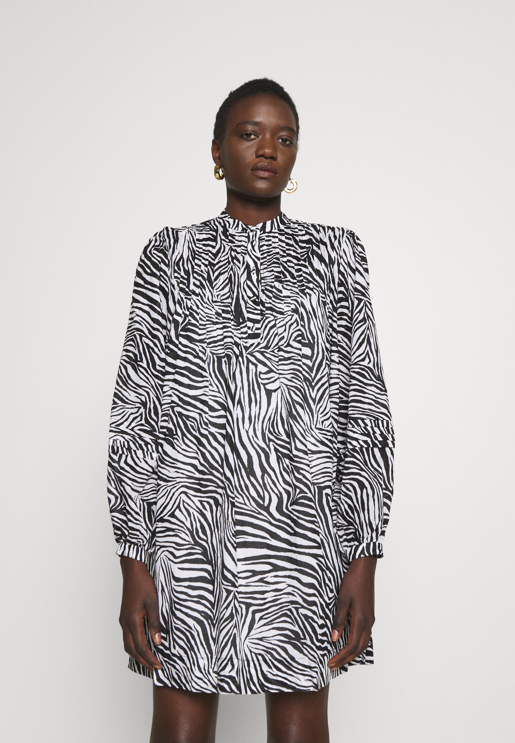 MICHAEL Michael Kors LAWN ZEBRA MINI 