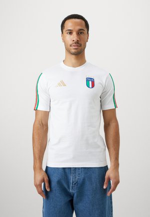 Hvit bomull T-skjorte med korte ermer, grønne, røde og hvite striper, et "Italia"-våpen og gull Adidas-logo på brystet.