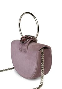 Borsa a mano in camoscio viola con manico metallico rotondo e chiusura decorata con gioielli. Presenta una tracolla a catena e una forma curva a mezzaluna.