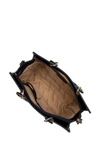 Zwarte faux leren handtas met gouden hardware, binnenin gevoerd met beige stof met een herhaald logo-patroon, voorzien van dubbele handvatten en een ritsafsluiting.