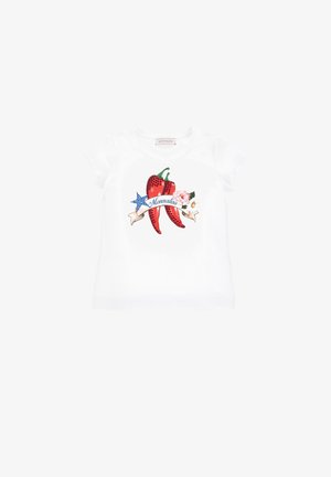 Camiseta blanca de manga corta con dos pimientos rojos picantes, estrella azul, flores y banner con la palabra "Monnalisa" en la parte delantera.