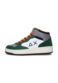 Sneaker alta in camoscio verde e pelle grigia, con lacci e dettagli arancioni, pannello laterale bianco con dettagli grafici e suola nera.