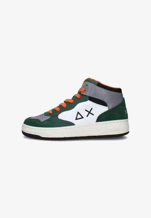 Sneaker alta in camoscio verde e pelle grigia, con lacci e dettagli arancioni, pannello laterale bianco con dettagli grafici e suola nera.