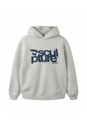 Sweat à capuche gris clair avec grand texte bleu foncé superposé indiquant "Sculpture" et texte plus petit "For the people tomorrow."