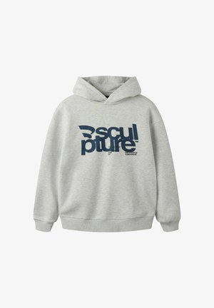 Sweat à capuche gris clair avec grand texte bleu foncé superposé indiquant "Sculpture" et texte plus petit "For the people tomorrow."