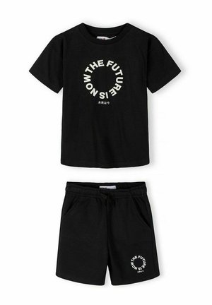 Czarny komplet z krótkim rękawem i szortami z białym okrągłym napisem "THE FUTURE IS NOW" oraz małymi japońskimi znakami poniżej.