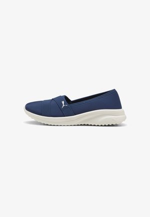 Mornarske slip-on cipele s elastičnim trakama i bijelim gumiranim đonom. Imaju logo sa strane i glatki tekstilni gornji dio.