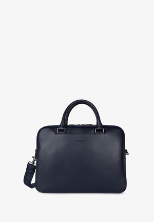 Malette en cuir bleu marine avec une finition texturée, deux poignées supérieures, une bandoulière amovible, des accessoires en métal argenté et une fermeture zippée.