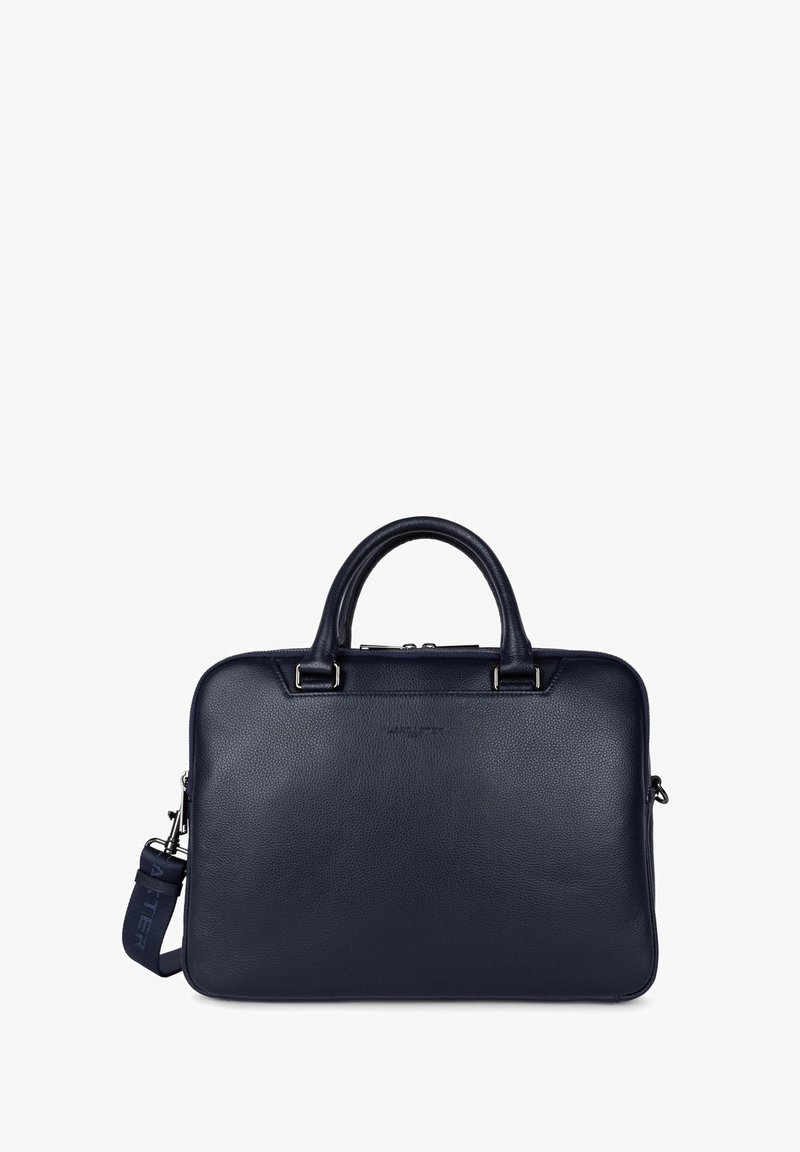 Navy leren aktetas met een gestructureerde afwerking, dubbele handvatten aan de bovenkant, afneembare schouderriem, zilverkleurige hardware en ritssluiting.