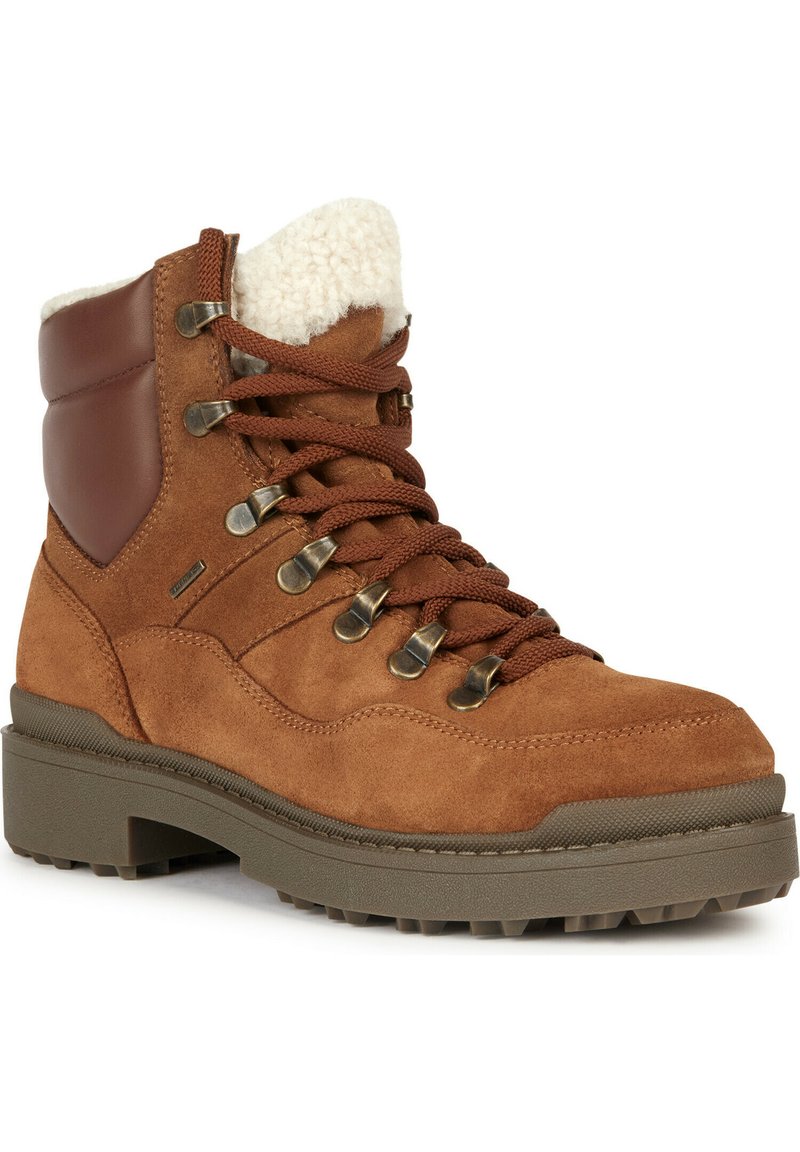Bottes en suède marron à lacets avec un col en fourrure, des accents en cuir marron, des œillets en métal et une semelle en caoutchouc robuste pour l'adhérence.