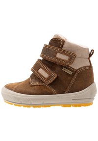 Botín de ante marrón con dos tiras de velcro, acentos beige en la parte superior y una suela de goma texturizada con soporte amarillo. Presenta una etiqueta GORE-TEX.