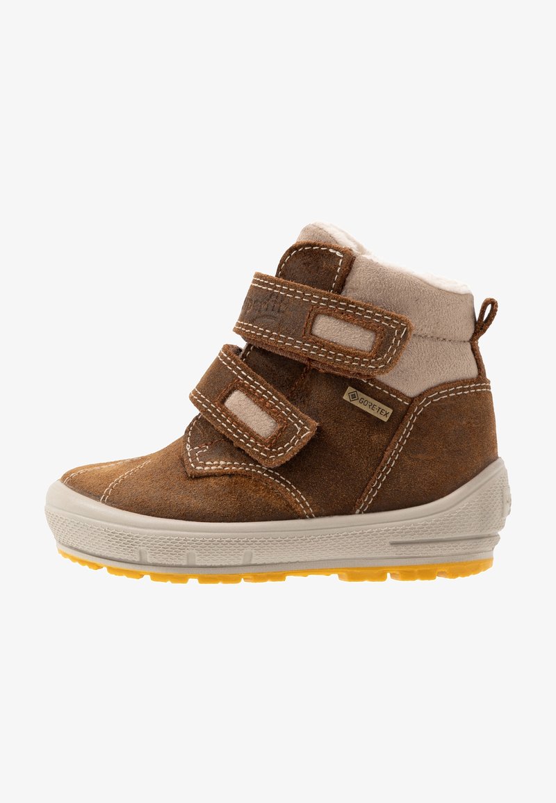 Ruske nubuk ankle čizme s dva čičak traka, bež naglascima na vrhu i teksturiranom gumenom potplatu sa žutim uzorkom. Imaju GORE-TEX oznaku.