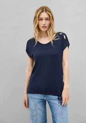 Top bleu marine à manches courtes avec encolure dégagée, fentes sur les côtés et détail de lien ajustable à l'ourlet, fabriqué en tissu lisse.