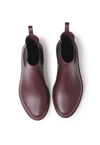 Botas de tobillo impermeables burdeos con textura suave, paneles laterales elásticos y tiradores para facilitar el calzado. Suelas de goma planas.