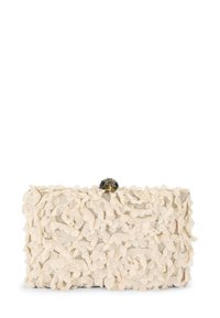 Pochette color crema con tessuto testurizzato e dettagli a petali sovrapposti. La chiusura presenta una fibbia decorativa metallica con ornamenti.