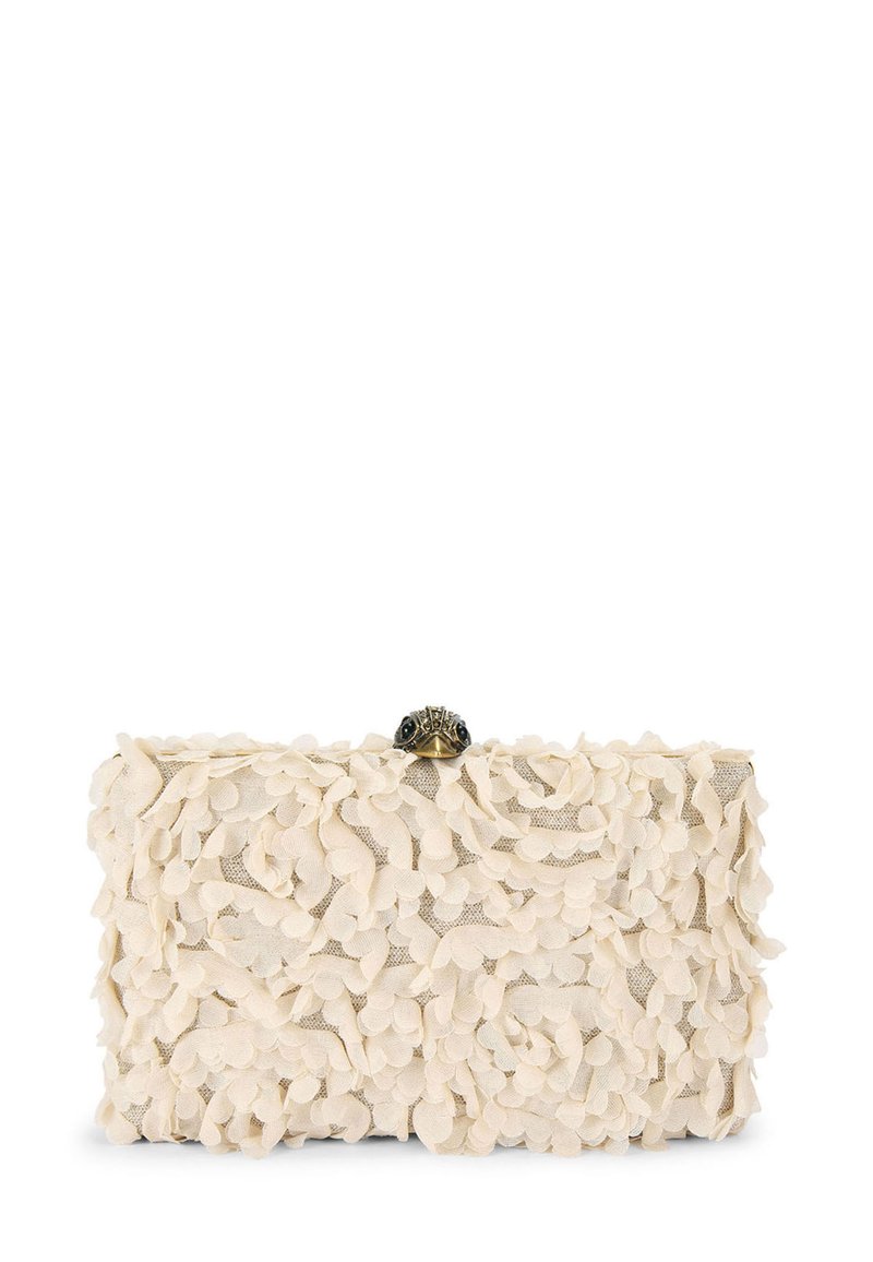 Pochette color crema con tessuto testurizzato e dettagli a petali sovrapposti. La chiusura presenta una fibbia decorativa metallica con ornamenti.