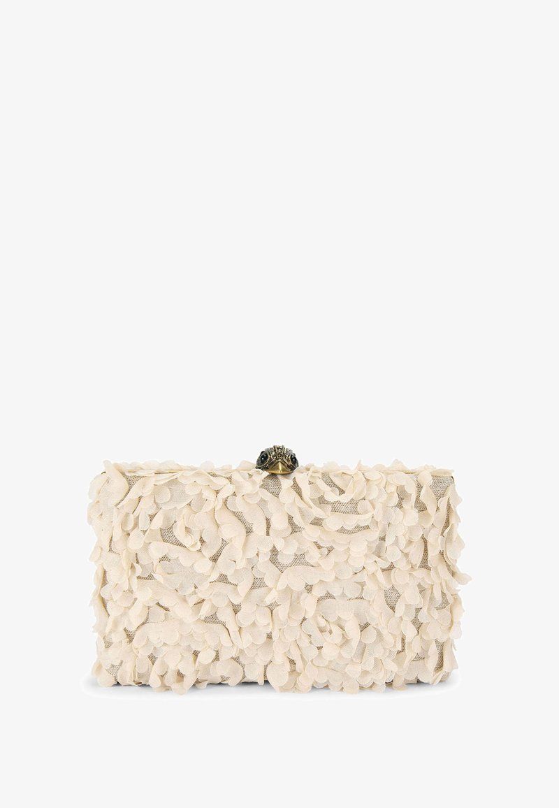 Pochette color crema con tessuto testurizzato e dettagli a petali sovrapposti. La chiusura presenta una fibbia decorativa metallica con ornamenti.