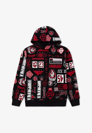 Kapütsiga särk, mis on valmistatud mustast kangast, millel on punased ja valged graafilised printid, logod ja numbrid, soonikkoes varrukad ja eesmine tasku.