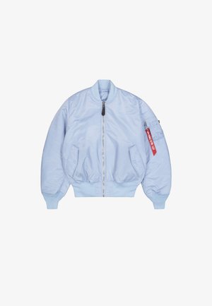 Jasnoniebieska kurtka bomberka wykonana z gładkiego nylonu, wyposażona w przedni zamek błyskawiczny, ściągacze przy mankietach oraz naszywaną kieszeń z czerwoną metką na rękawie.