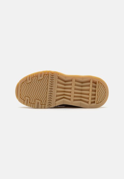 Iro WAVE - Sportcipő - wet sand