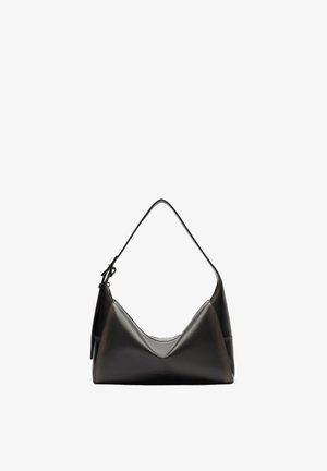 Schwarze Lederhandtasche mit einem einzigen verstellbaren Schulterriemen und einem minimalistischen, strukturierten Design.