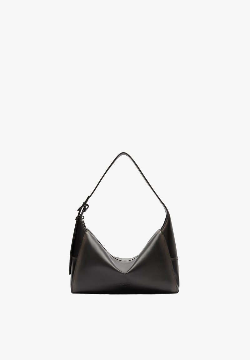 Sac en cuir noir avec une seule bandoulière réglable et un design minimaliste et structuré.