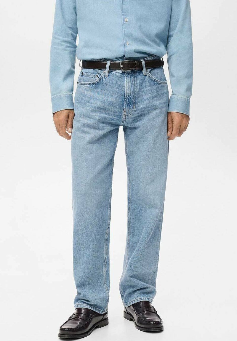 Vaqueros de mezclilla azul claro con corte recto, cinco bolsillos y acabado ligeramente desgastado, combinados con un cinturón y zapatos de cuero negro.