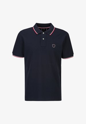 Marineblauw polohemd met korte mouwen, rood-wit-groene bies op kraag en mouwen, twee knoopjes bij de hals, en een klein schildembleem op de borst.