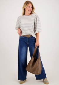 Gestreepte grijze en witte short-sleeve top, brede blauwe jeans, een bruine riem en een bruine leren schoudertas. Textuurstof en relaxte pasvorm.