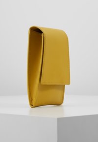 KIOMI Bältesväska - yellow